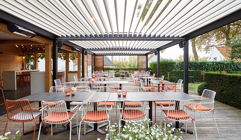 Renson Camargue pergola covering a hospitality terrace
